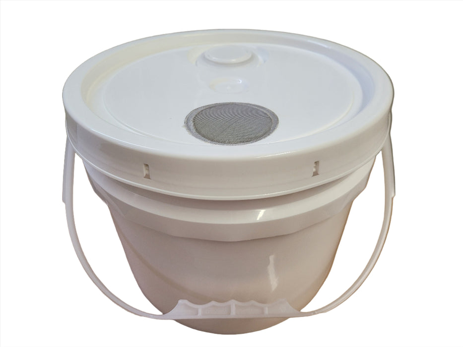 Feeder Pail with Plastic Handle | 2.5 Gallon